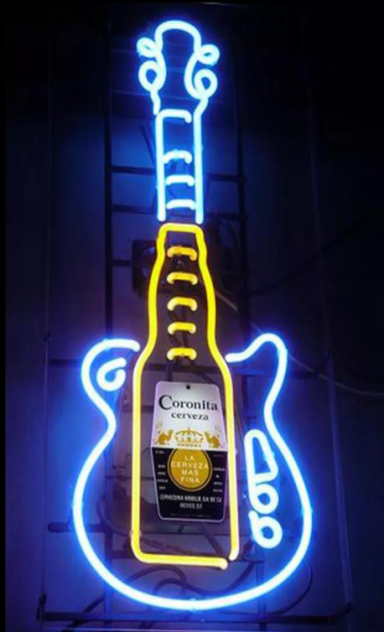 Een neonverlicht gitaar met een fles bier in het midden.