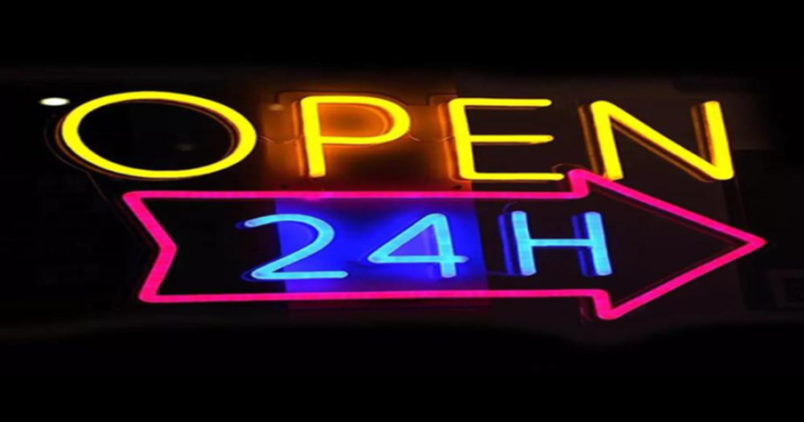 Felgekleurde neonverlichting met de tekst "OPEN 24H" en een pijl naar rechts.