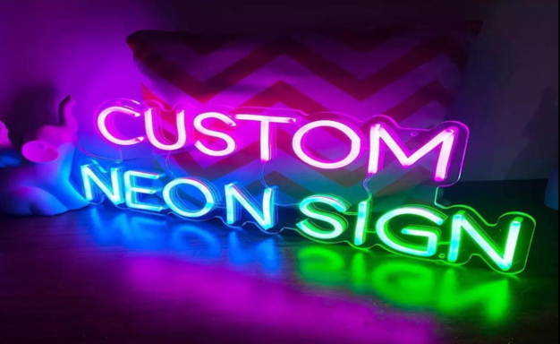 Kleurrijke neonlichten met de tekst "CUSTOM NEON SIGN".